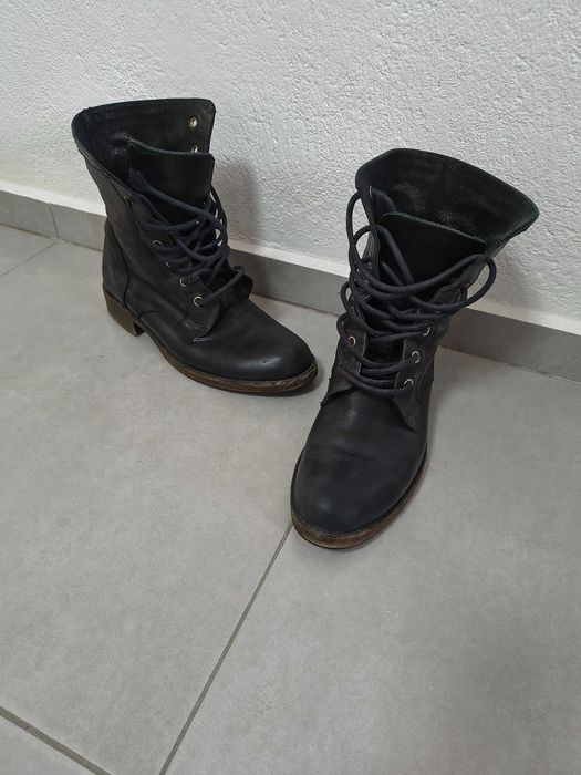 Три чифта боти и един- бели маратонки