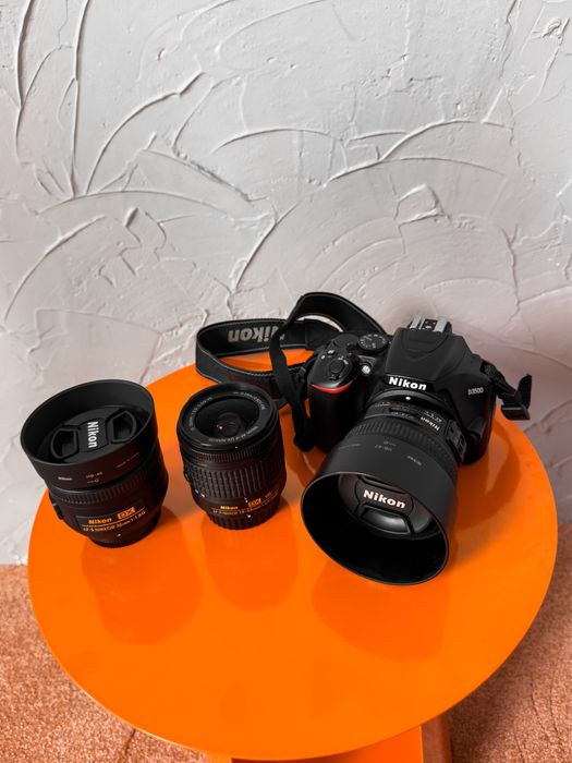 Продавам Nikon D3500 + три обектива, зарядно+ батерия