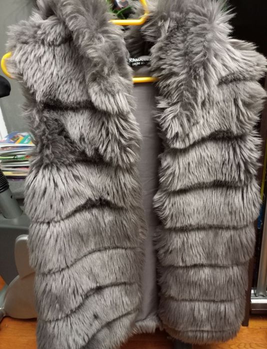 Сив пухкав елек с качулка