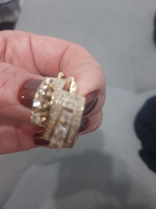 Продам золотые серьги с бриллиантами