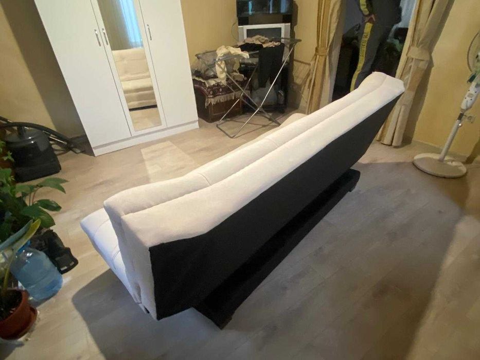 Диван бежевого цвета