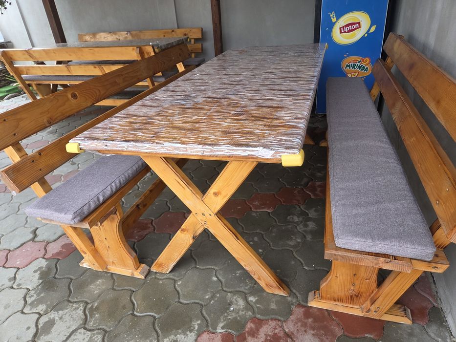 Masă și bănci din lemn pentru terasă