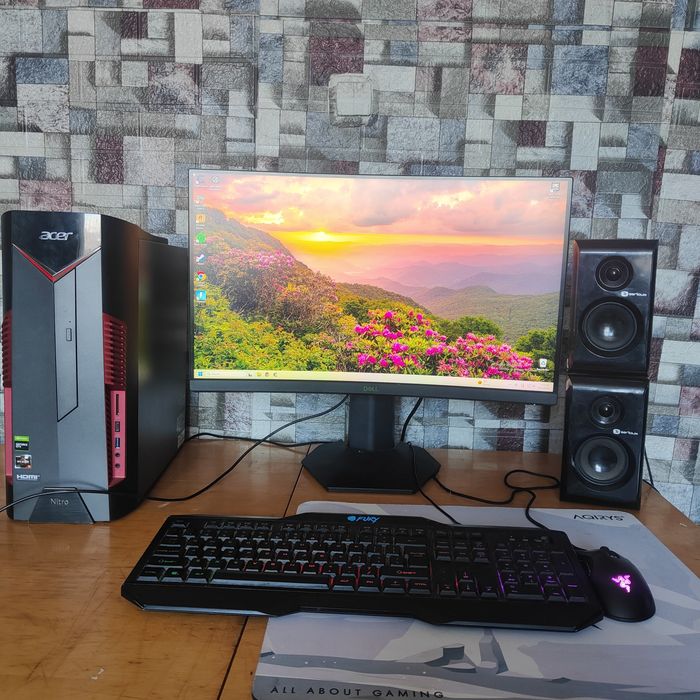 Calculator tot setup ul plus două boxe cu subwoofer