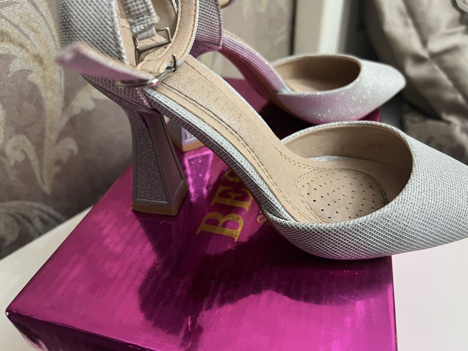 Женская обувь туфли.