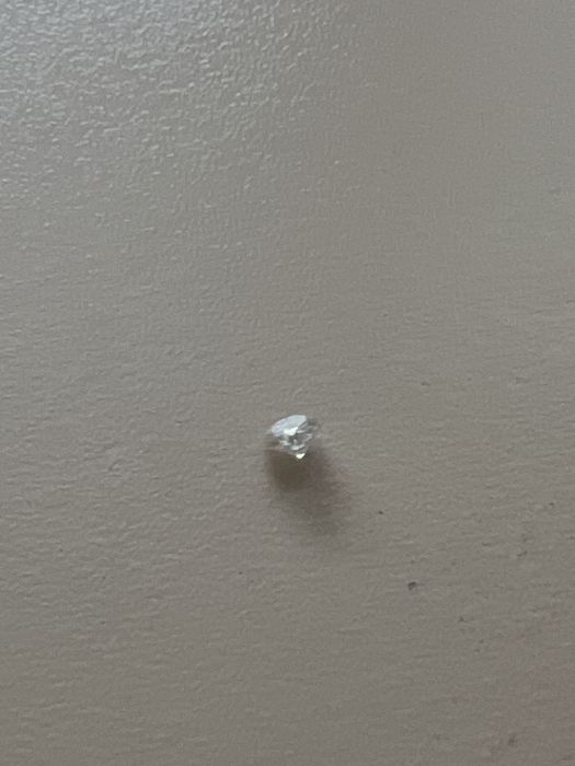 Продавам 5.5mm диамант 0.6 ct