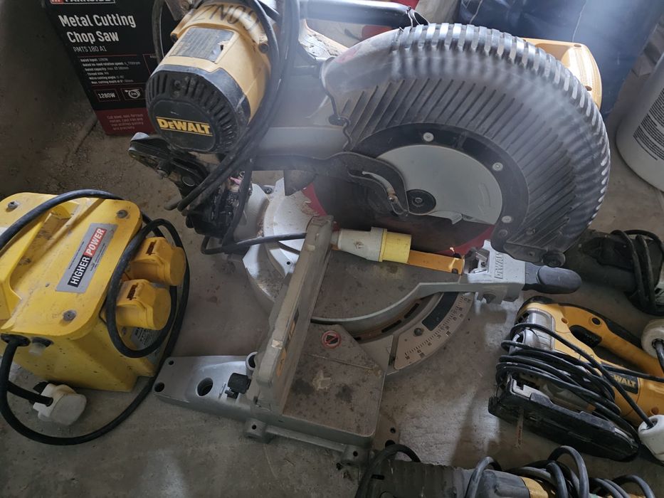 Scule electrice profesionale DeWalt si Makita ,fierastrau circular 305