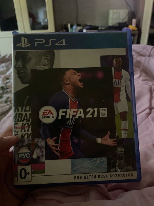 Диск игры FIFA 21 на PlayStation 4