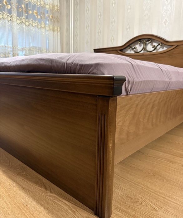 Спална масив /орех/  с размери на матрака 2.0на 1.6м