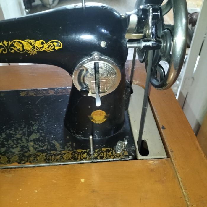 Ножная швейная машинка