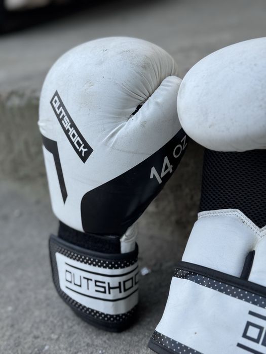 Боксови ръкавици Everlast и Outshock
