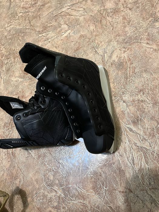 Продам коньки 42 размер