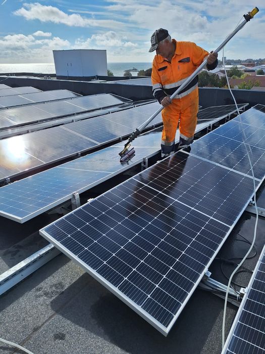 Spălare,curățare a panourilor fotovoltaice