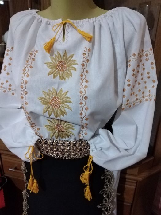 Costum popular femei