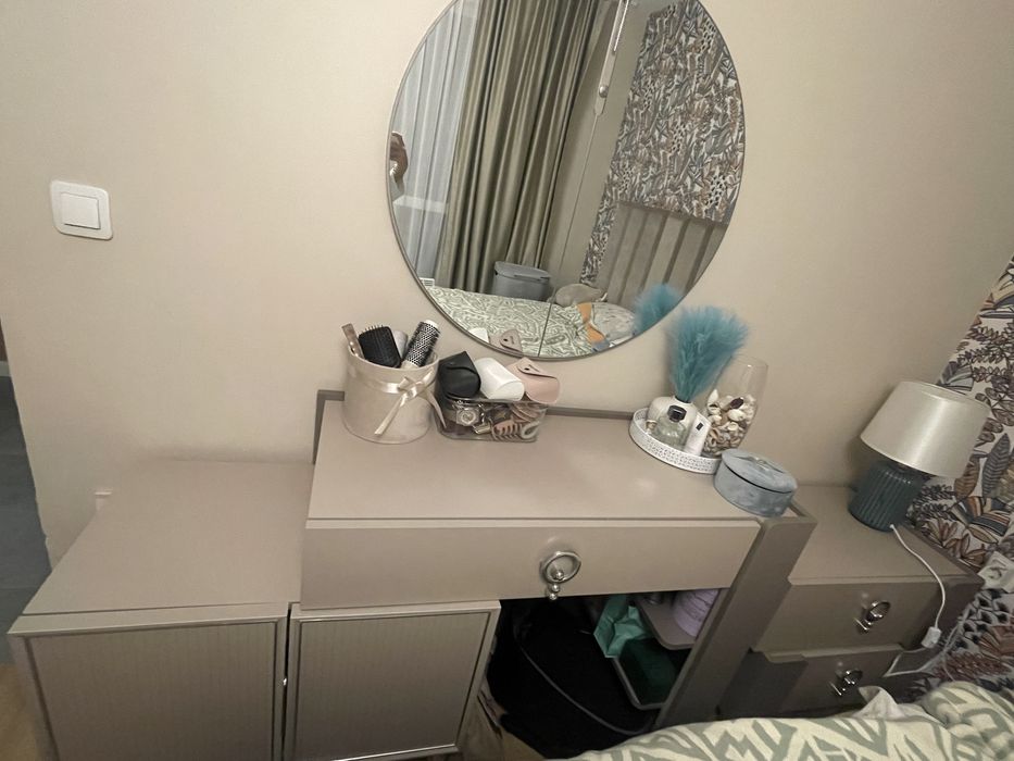 Тоалетка и два броя нощни шкафчета