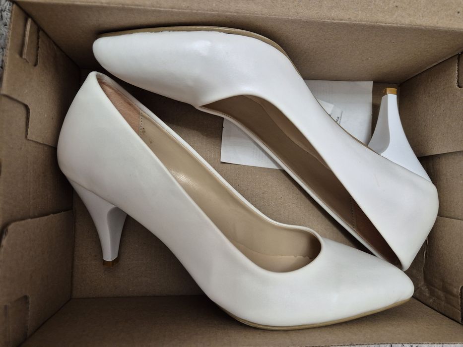 Бели елегантни обувки