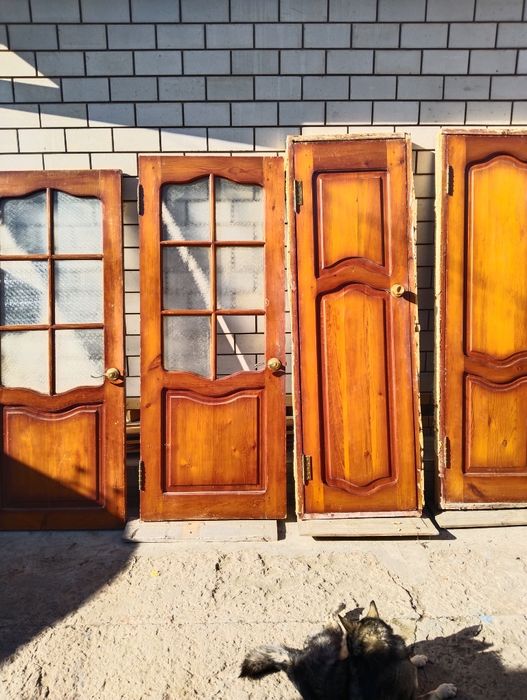 Продам двери - дерево, с коробкой