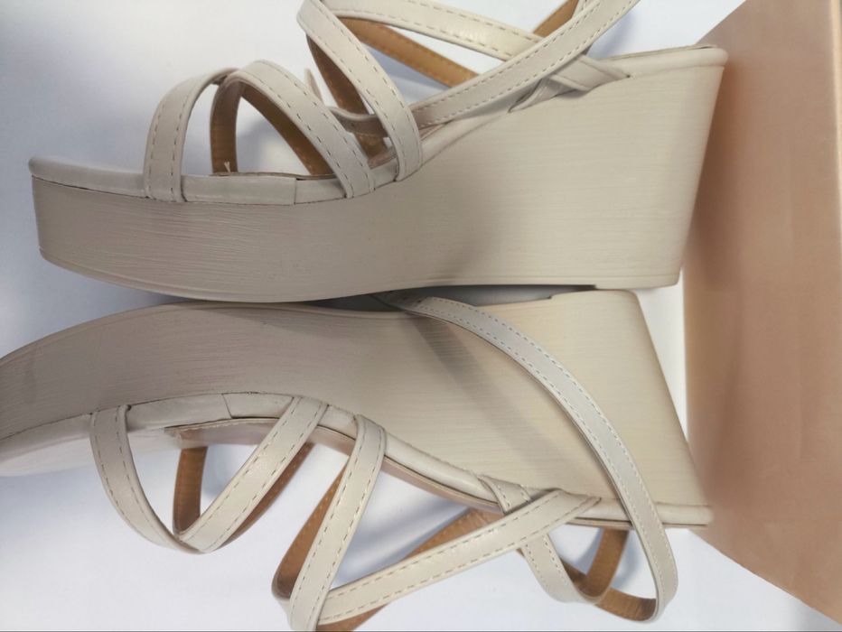 Нови Вжедневни дамски сандали на платформа в бежово. Номер 39