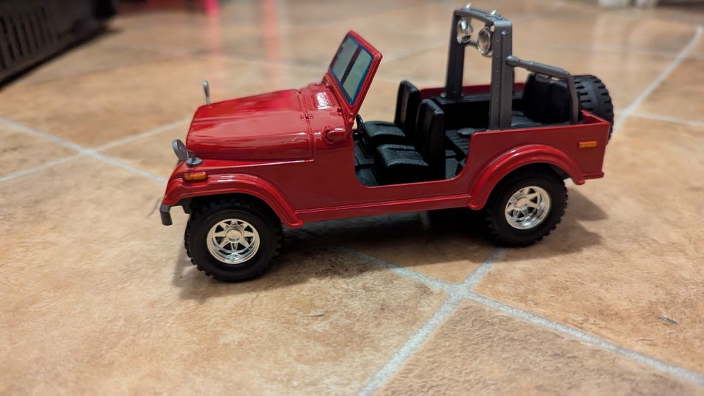 Macheta Jeep CJ-7 1:24