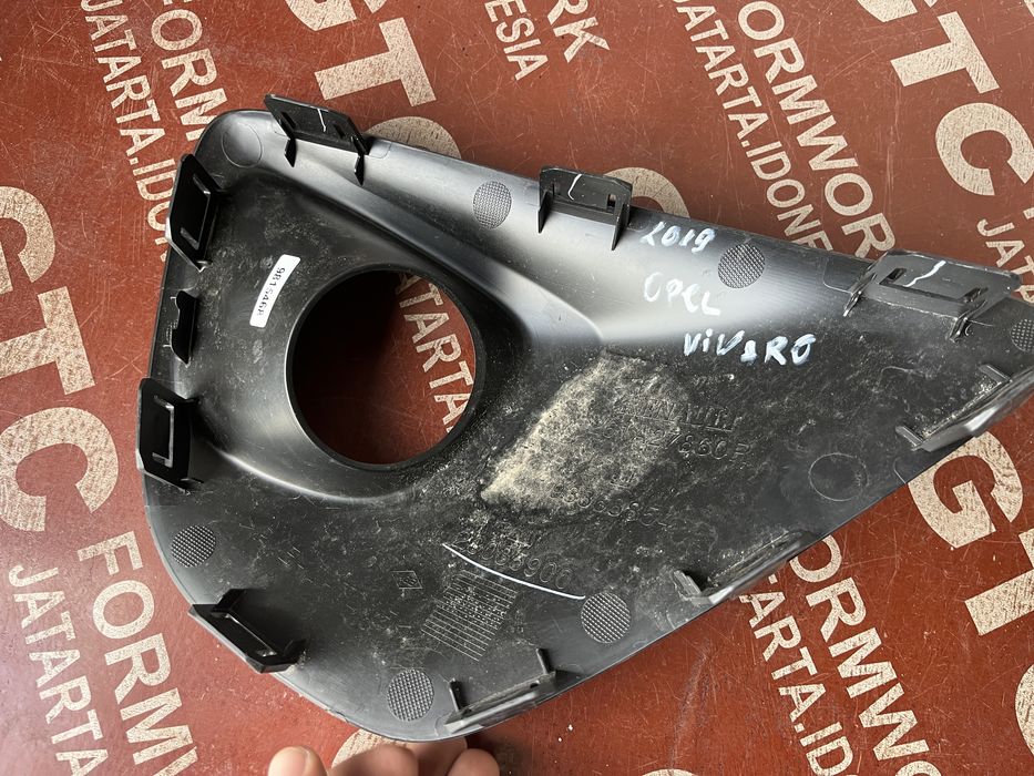 Решетка Opel Vivaro 2019