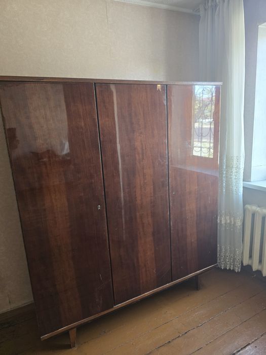 Отдам шифонер,стол,зеркало