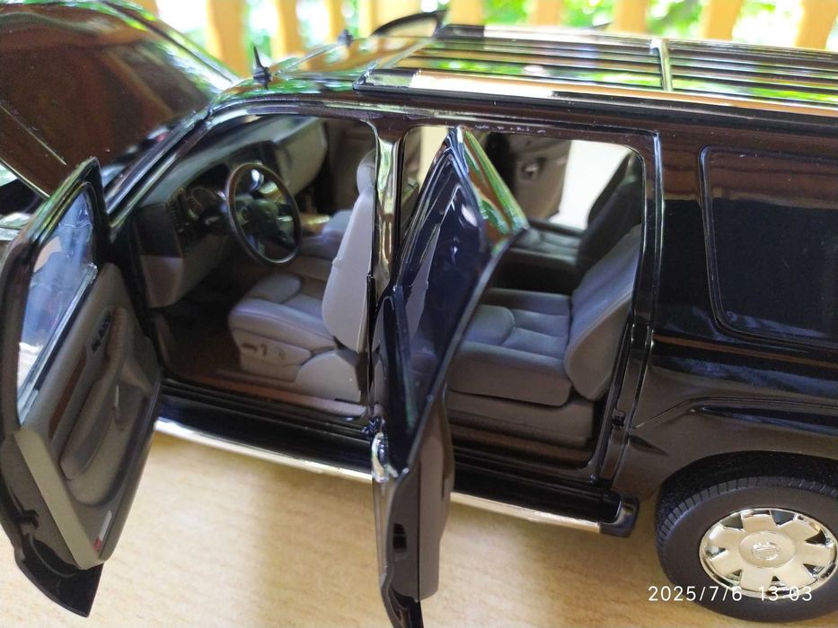 1 : 18 Метален модел на Cadillac Escalade ESV 2003, Ricko