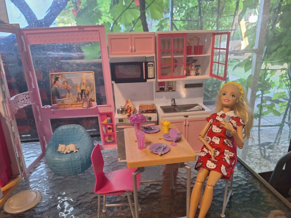 Casa lui Barbie portabilă.