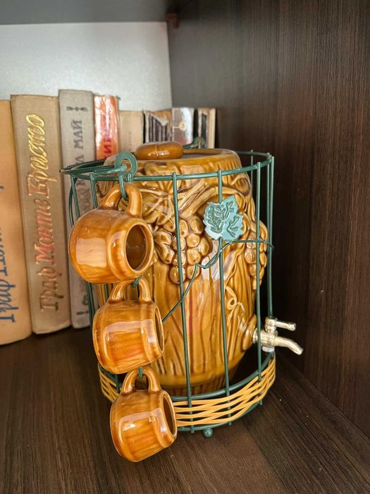 Керамичен декоративен съд с канелка и чашки –винтидж сет за ракия/вино