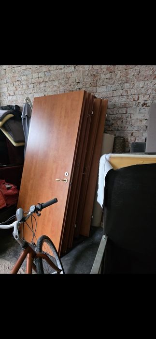 Vând 6 uși mdf culoarea cires- 40 lei / buc