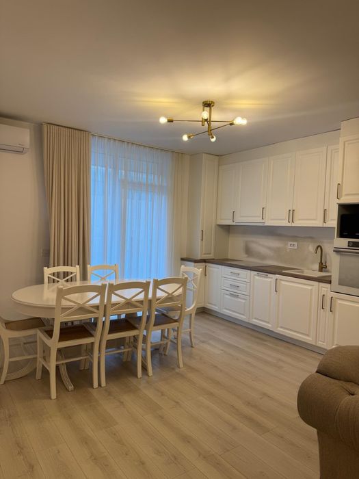 Apartament modern de inchiriat 2 camere, living cu bucatarie si dormitor, 58mp, curte, incalzire pardoseala, AC, dressing