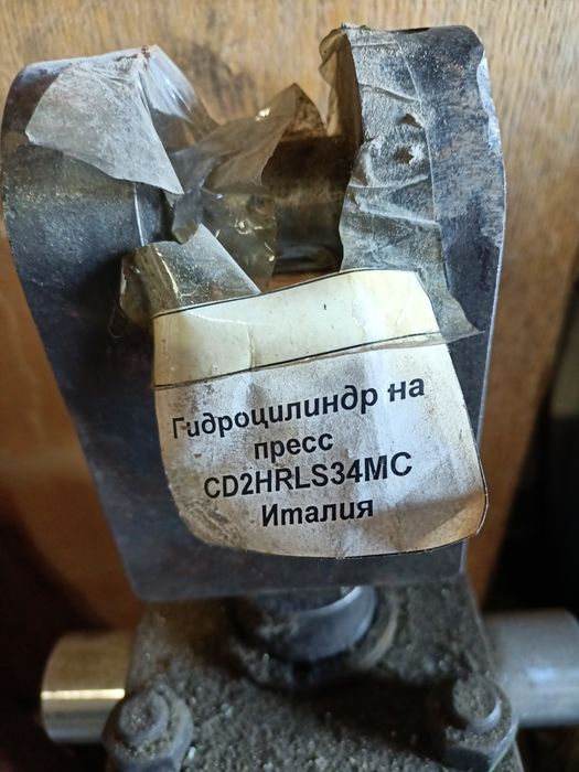 Гидроцилиндр на пресс италия