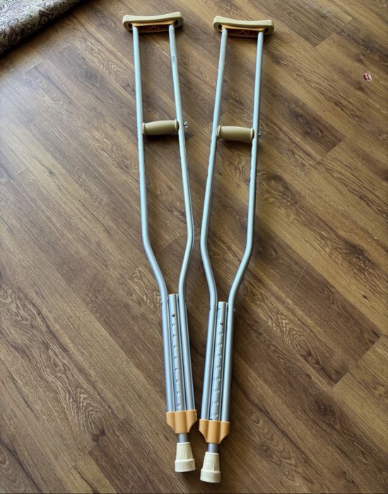 Костыли подмышечный купил неделю назад почти новый