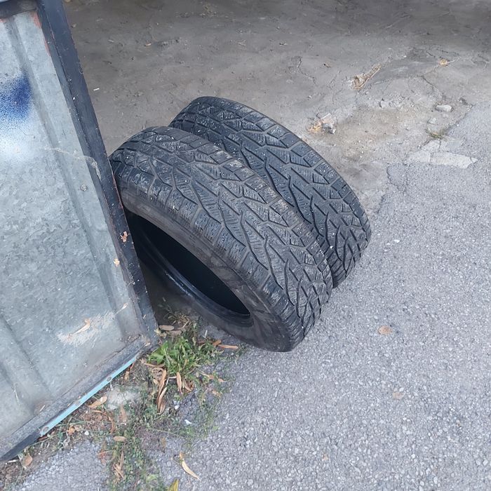 Продавам зимни гуми 2 броя без  кривини   и лепенки