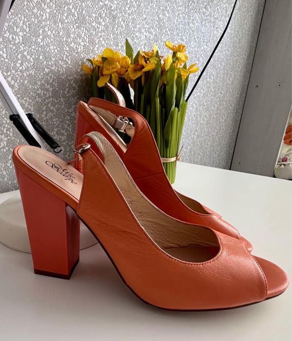 Отдам босоножки новые