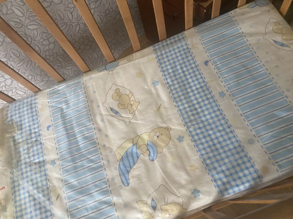 Детская кроватка с матрацем