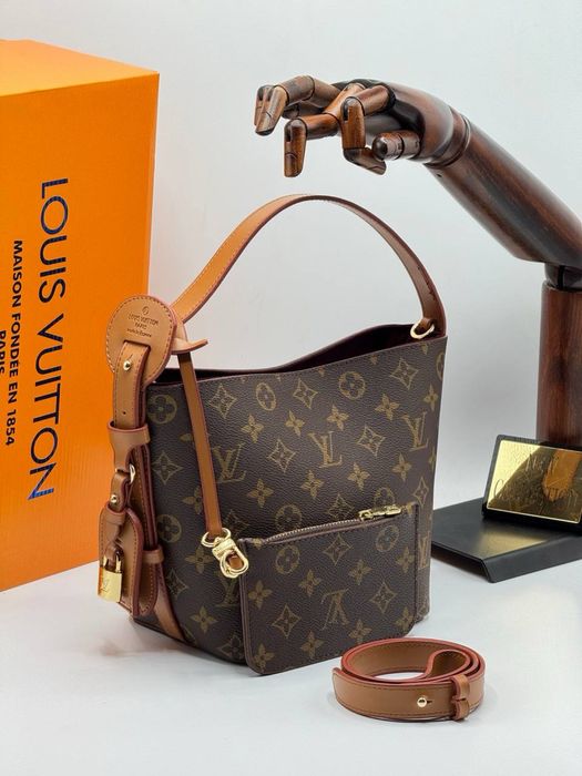 Geanta Louis Vuitton noua !!! Dimensiuni 28/18 !!!