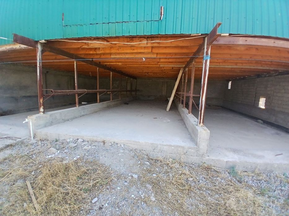 Hovli uy sotiladi