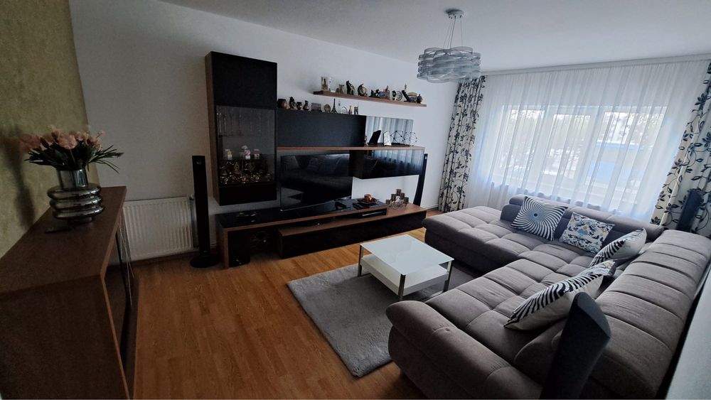 Vand apartament cu 3 camere, Mioveni, zona Robea