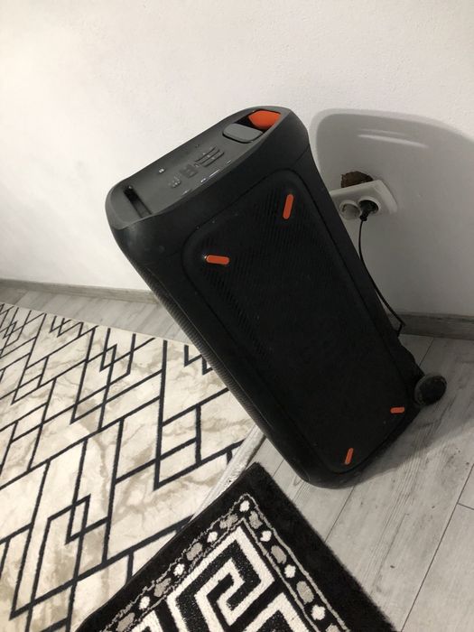 Vand boxa JBl 310 se aude foarte bine este impecabila