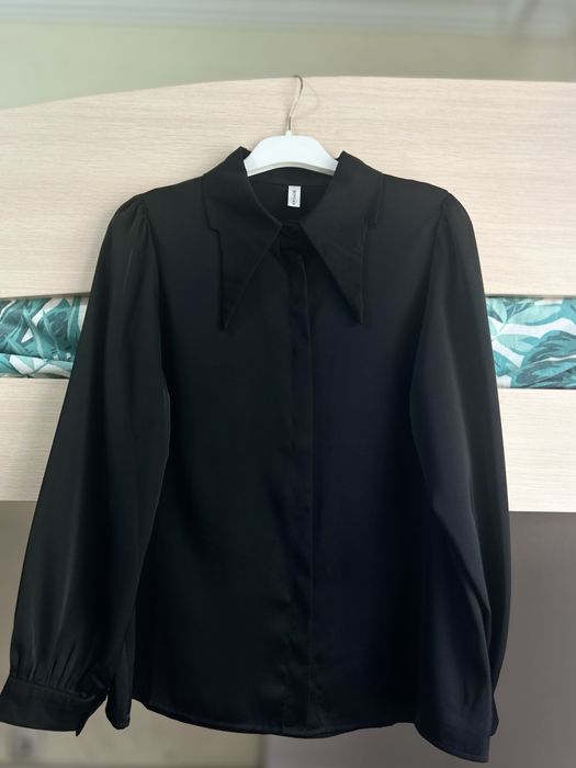 Рубашка черная атласная