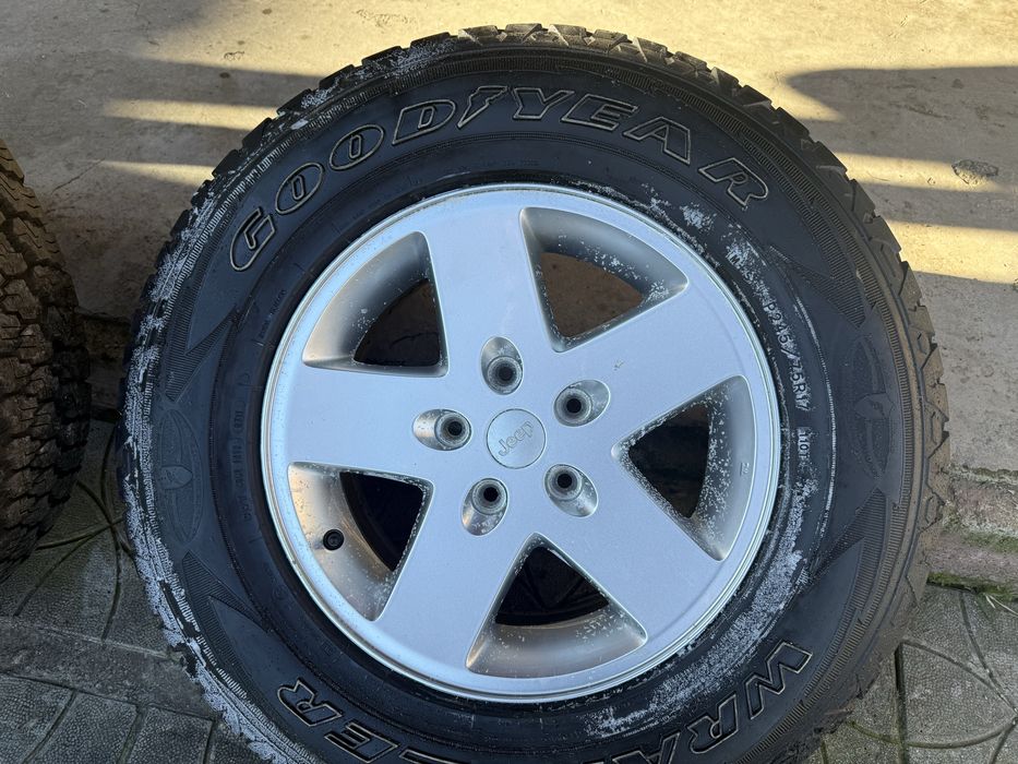 Продавам джанти с гуми 245/75/17 за Jeep