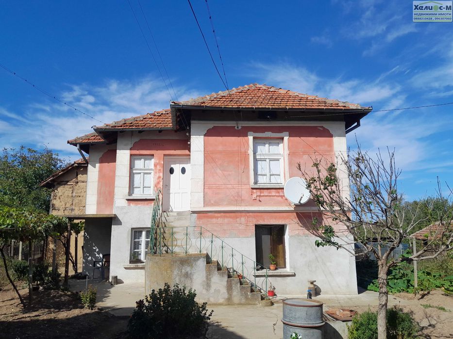 Двуетажна къща с голям двор в гр.Монтана, кв.Кошарник