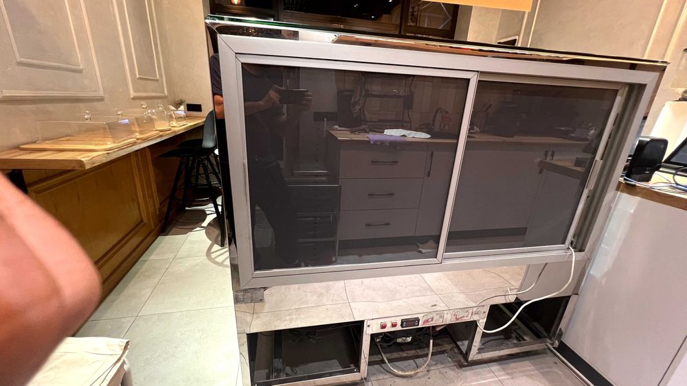 Продаётся витринный холодильник для сладостей и других изделий