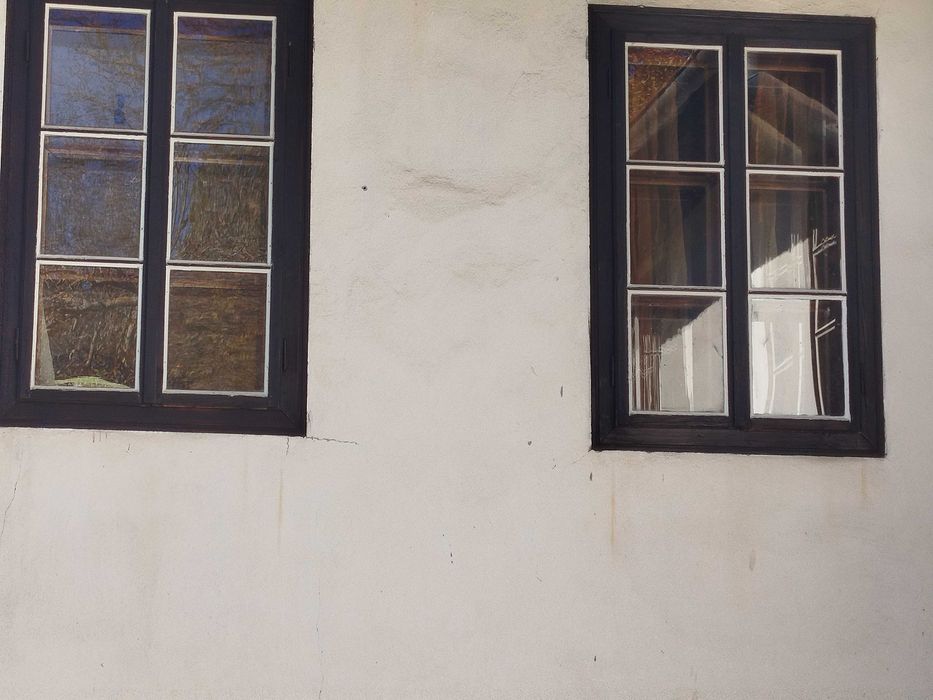 Дървена дограма с двойни прозорци, без каси, преграда за тераса.