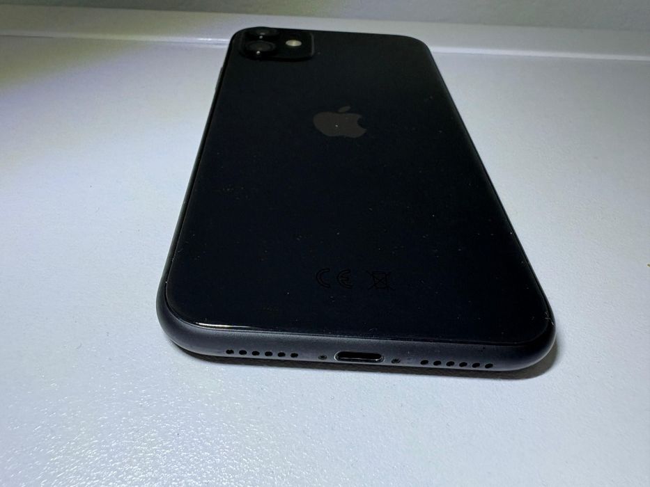 IPhone 11 este folosit si se află într-o stare bună.