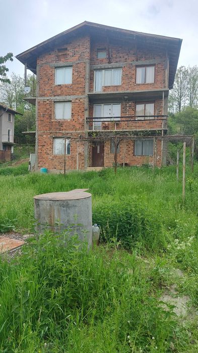 Продавам триетажна  къща