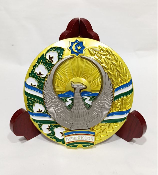 Герб Узбекистана на подставке из дерева