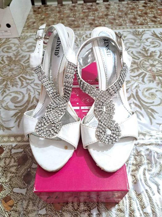 Ayollar oyoq kiyimi (Tufli - Rinsid) sotiladi.