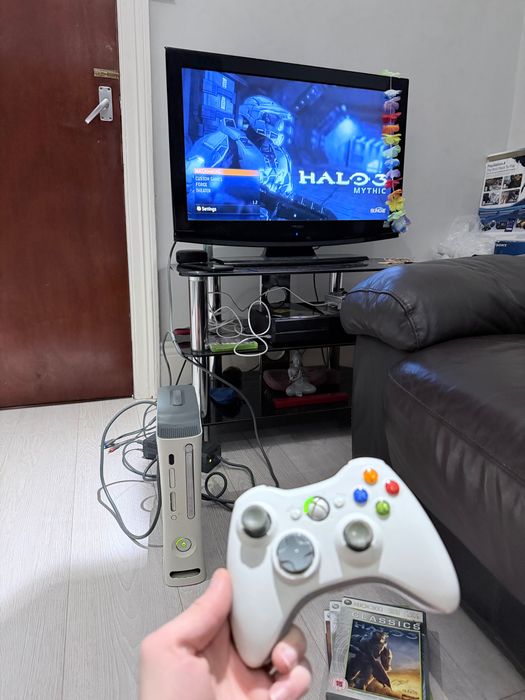 Xbox 360 с кутия Boxed и три игри