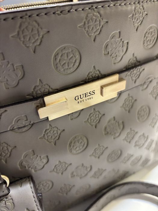 Дамска чанта GUESS