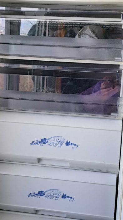 Whirlpool-вертикален фризер с 8 чекмеджета